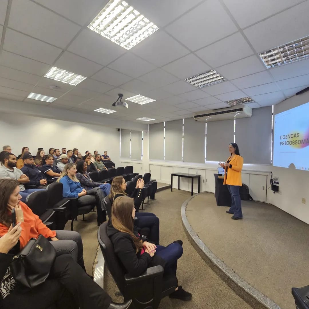 Palestra em auditório corporativo